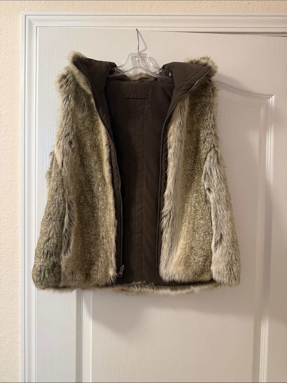 Faux Fur vest, silver tan in collar, zipper front